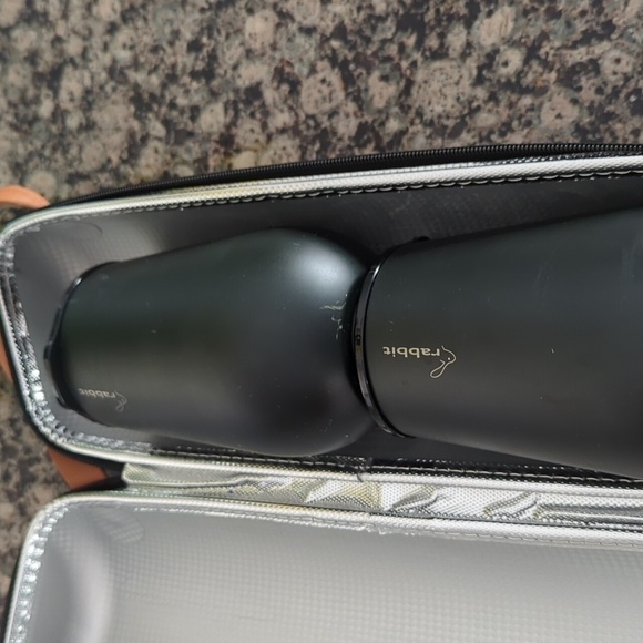 rabbit Other - Insulated wine bottle travel case with two travel wine cups